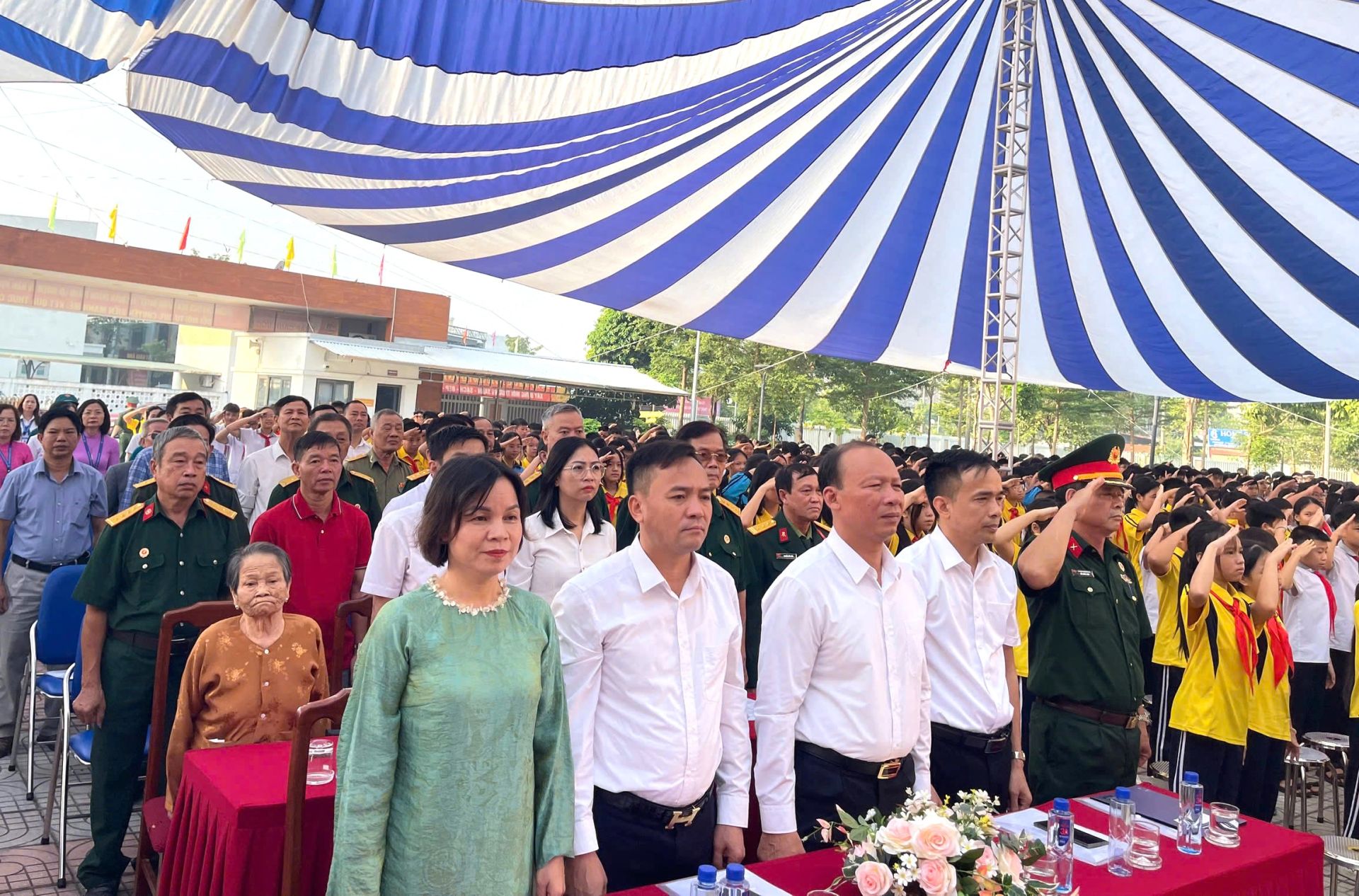 Đại biểu v&agrave; học sinh tham dự chương tr&igrave;nh tại trường Tiểu học v&agrave; THCS Ti&ecirc;n Dương (x&atilde; Ph&uacute;c Thịnh, H&agrave; Nội). 