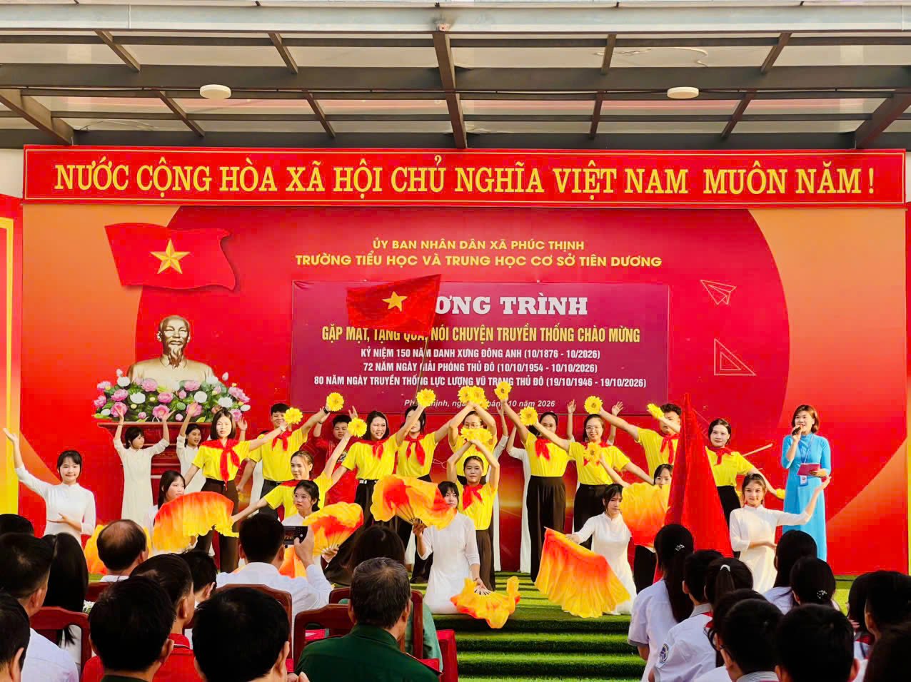 C&aacute;c tiết mục văn nghệ của học sinh trường Tiểu học v&agrave; THCS Ti&ecirc;n Dương trong buổi gặp mặt.