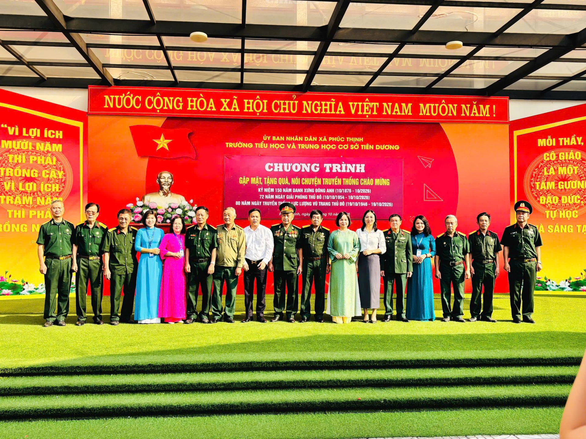 Đại diện nh&agrave; trường v&agrave; c&aacute;c đại biểu chụp ảnh lưu niệm tại chương tr&igrave;nh. 
